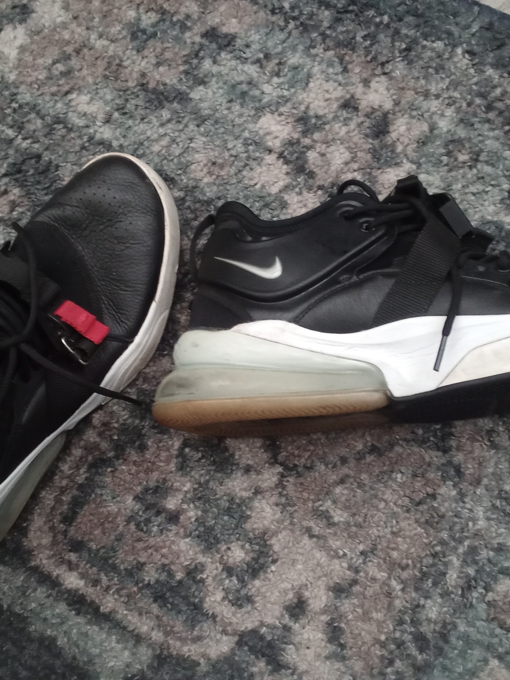 Nike Men’s Black Athletic Sneakers with White Midsole